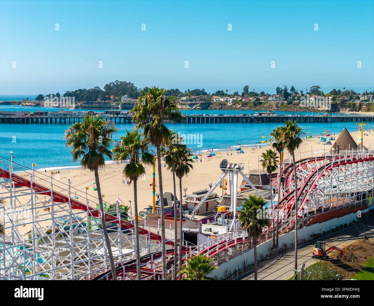 Vista aerea del Santa Cruz Beach Boardwalk e del molo costiero Foto Stock