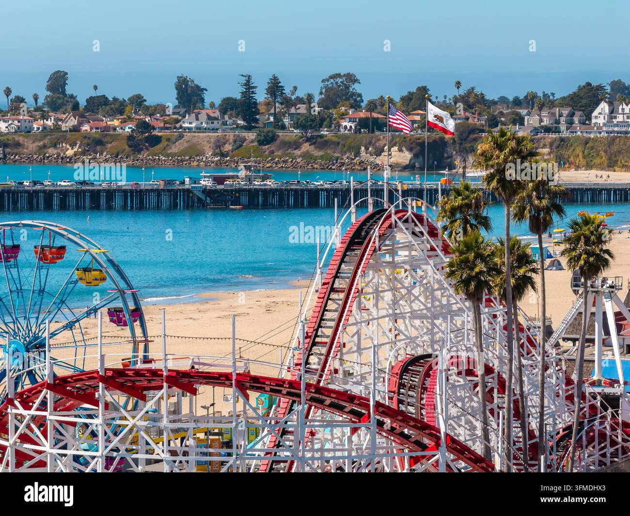 Veduta aerea dei binari delle montagne russe a Santa Cruz Beach Boardwalk Foto Stock