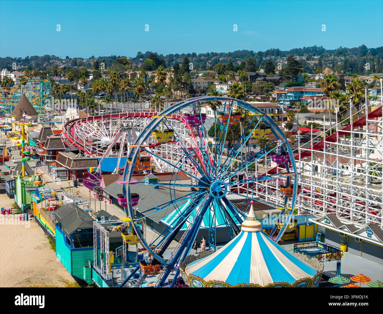 Vista aerea delle attrazioni del parco divertimenti di Santa Cruz Beach Boardwalk Foto Stock