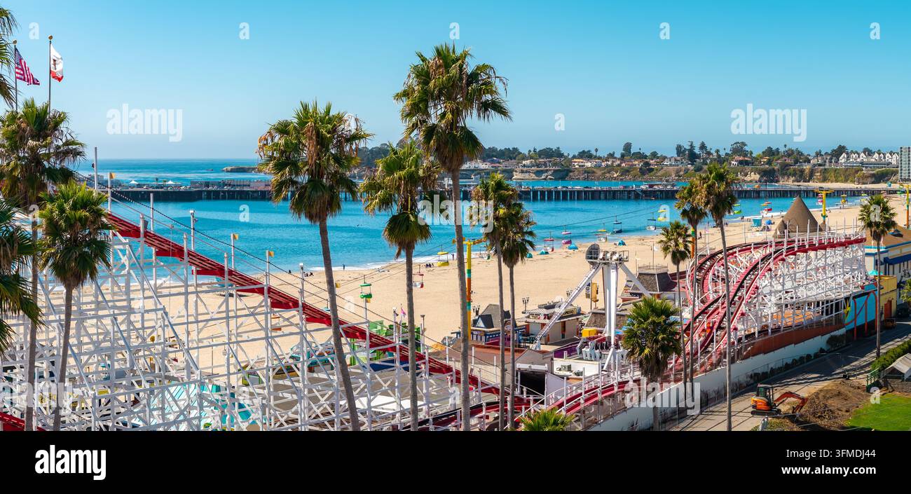 Montagne russe e molo di Santa Cruz Beach Boardwalk in California Foto Stock