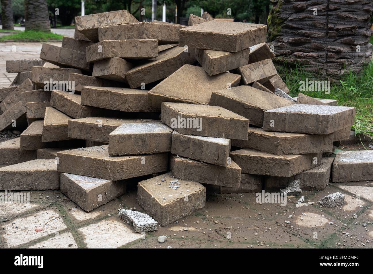 Pila di blocchi di pavimentazione in cemento in un cantiere a Batumi, Georgia, che mostra materiali da costruzione preparati per il paesaggio urbano e le infrastrutture Foto Stock
