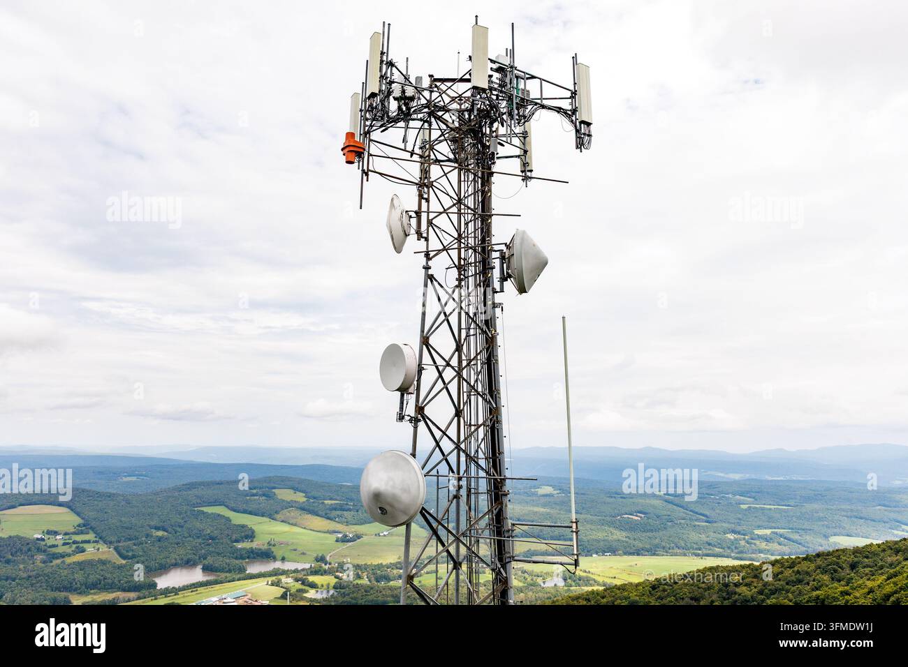 La cima di una torre di comunicazione Foto Stock