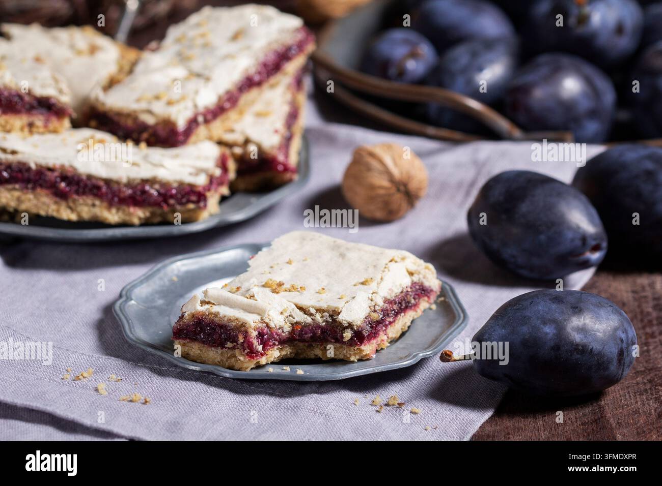 Barrette di prugne e meringa con pasta frolla alle noci Foto Stock