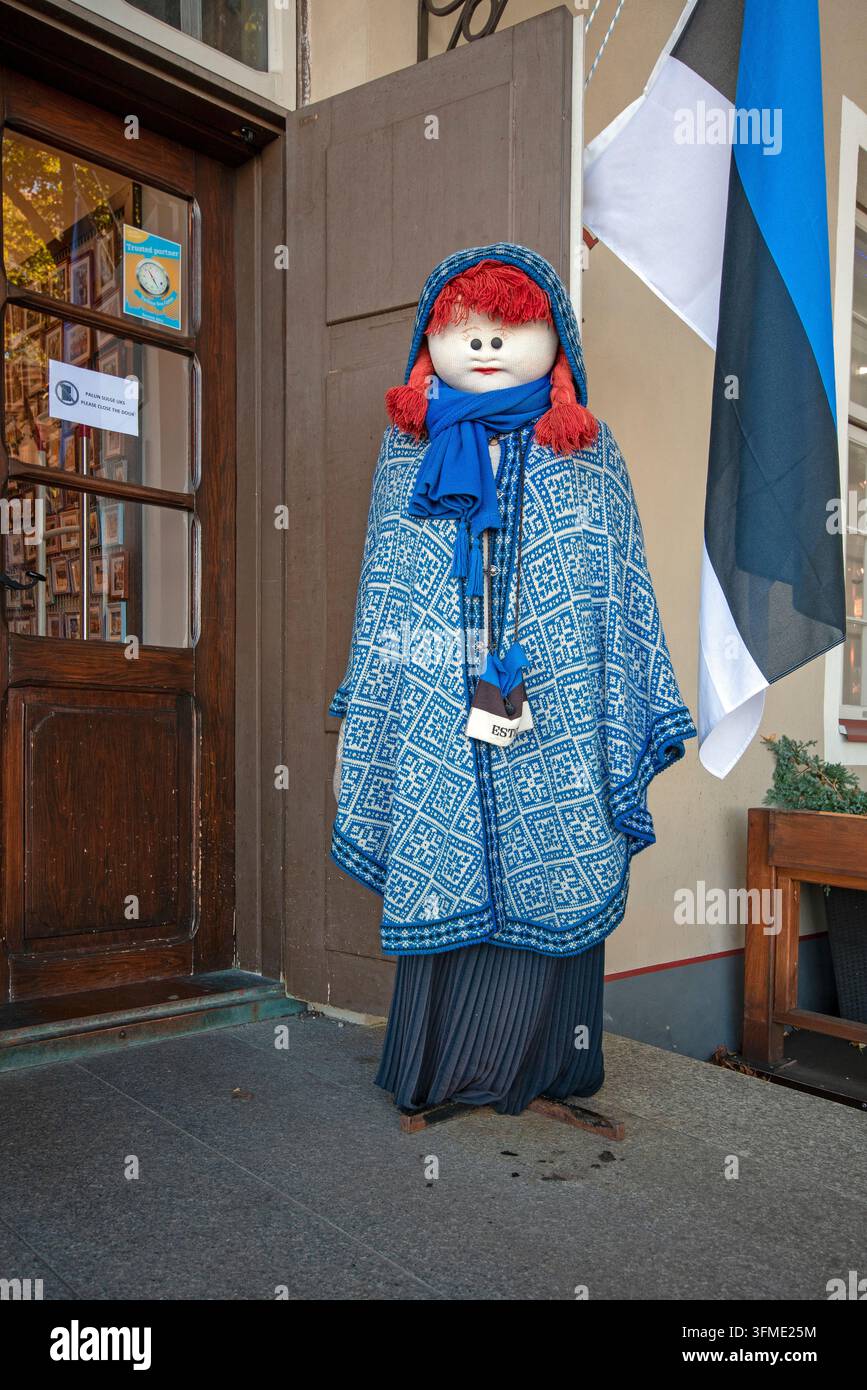 Grande bambola in abito tradizionale davanti a un negozio di artigianato sulla collina di Toompea, nella vecchia città di Tallinn, in Estonia Foto Stock