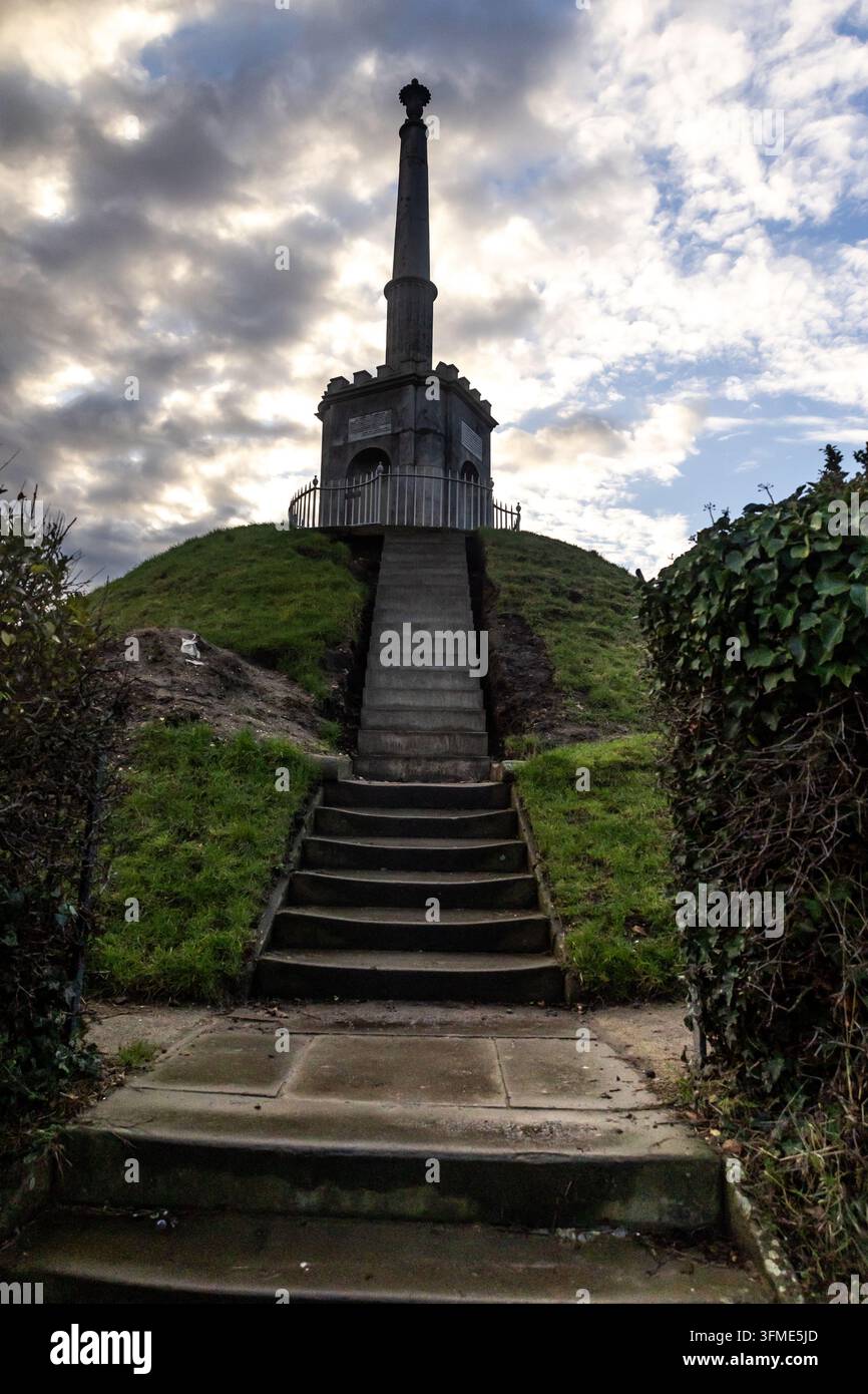 Gradini in pietra che portano al sito sepolcrale romano storico di Dane John Mound fino a un monumento obelisco in pietra, Canterbury, Kent Foto Stock