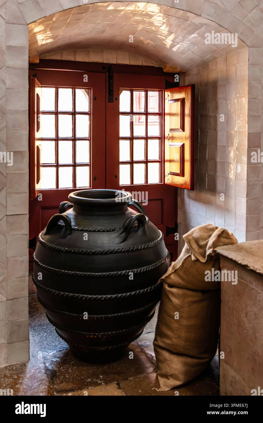 Cucina reale del XIV secolo per rifornire l'intera corte reale, Palacio Nacional de Sintra, Palazzo nazionale ed ex residenza estiva dei re, UNESCO Foto Stock