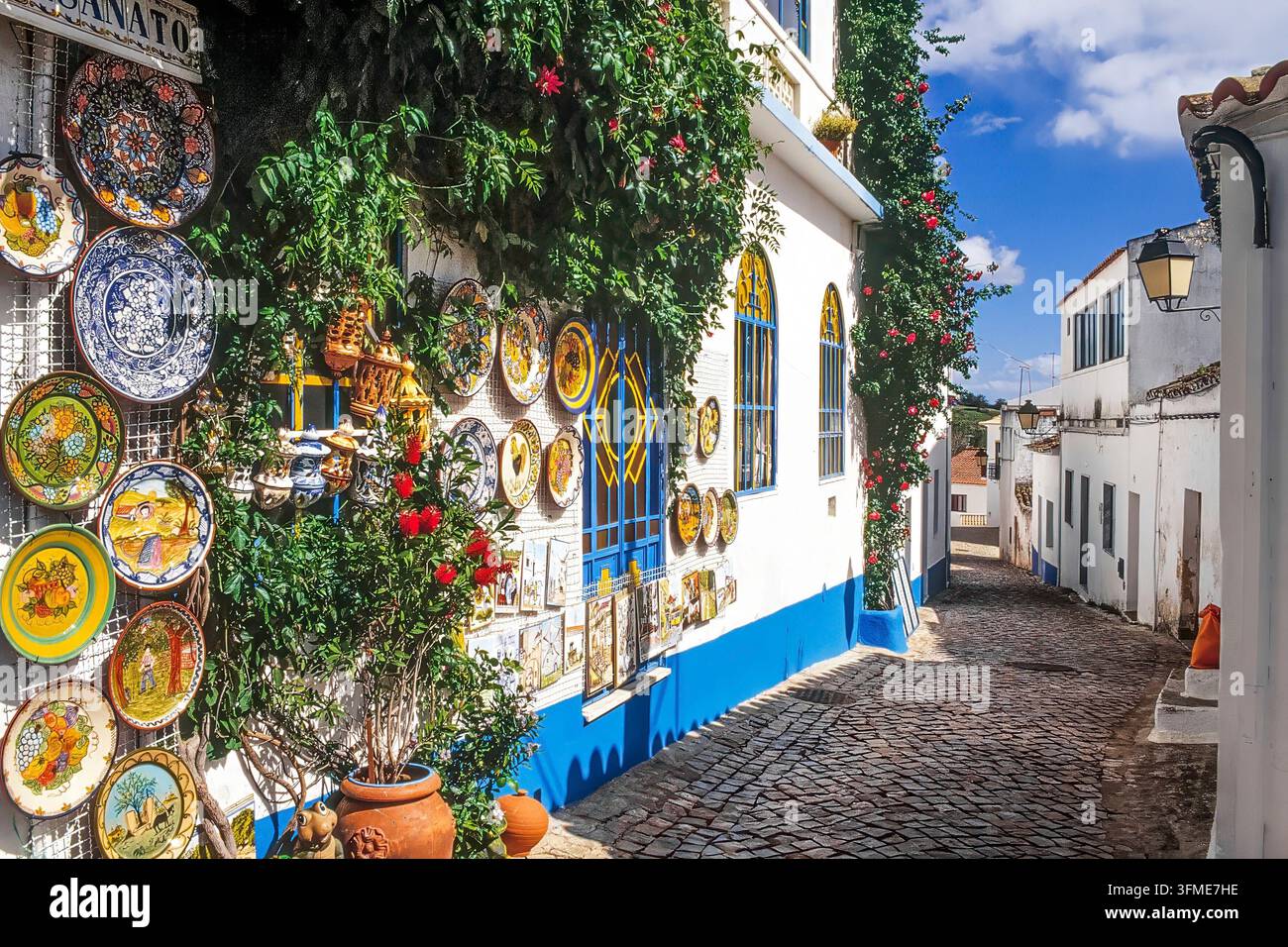 Negozio di ceramiche, storica città costiera di Lagos sull'Atlantico, ruolo importante nella storia marittima e delle scoperte portoghesi, Algarve, Portogallo, Lagos Foto Stock