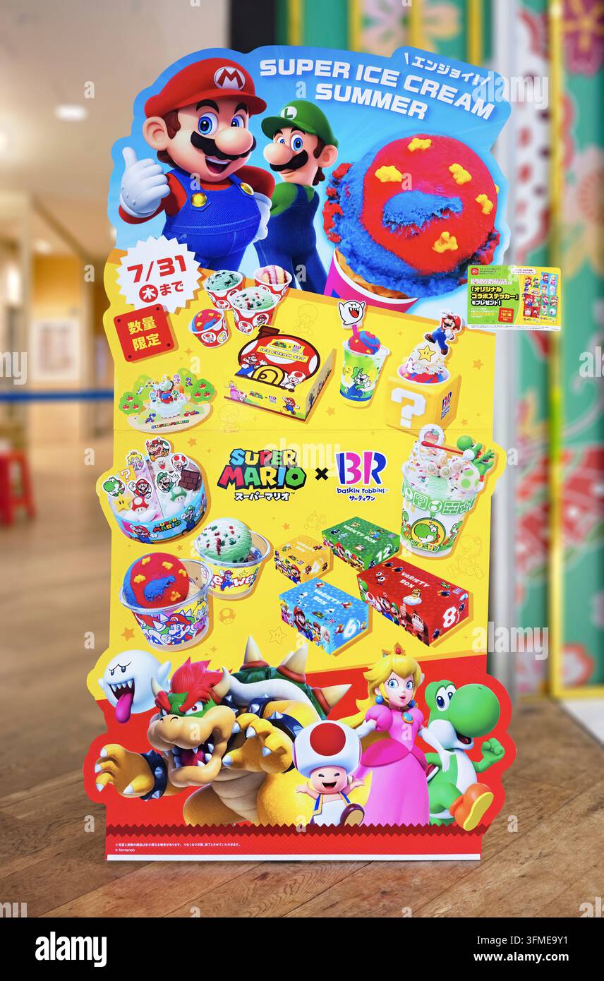 Tokyo, Odaiba – 18 lug 2025: Vetrina promozionale giapponese di Baskin Robbins con torte e coppette di gelato a tema Super Mario con i personaggi amati di Nintendo Foto Stock