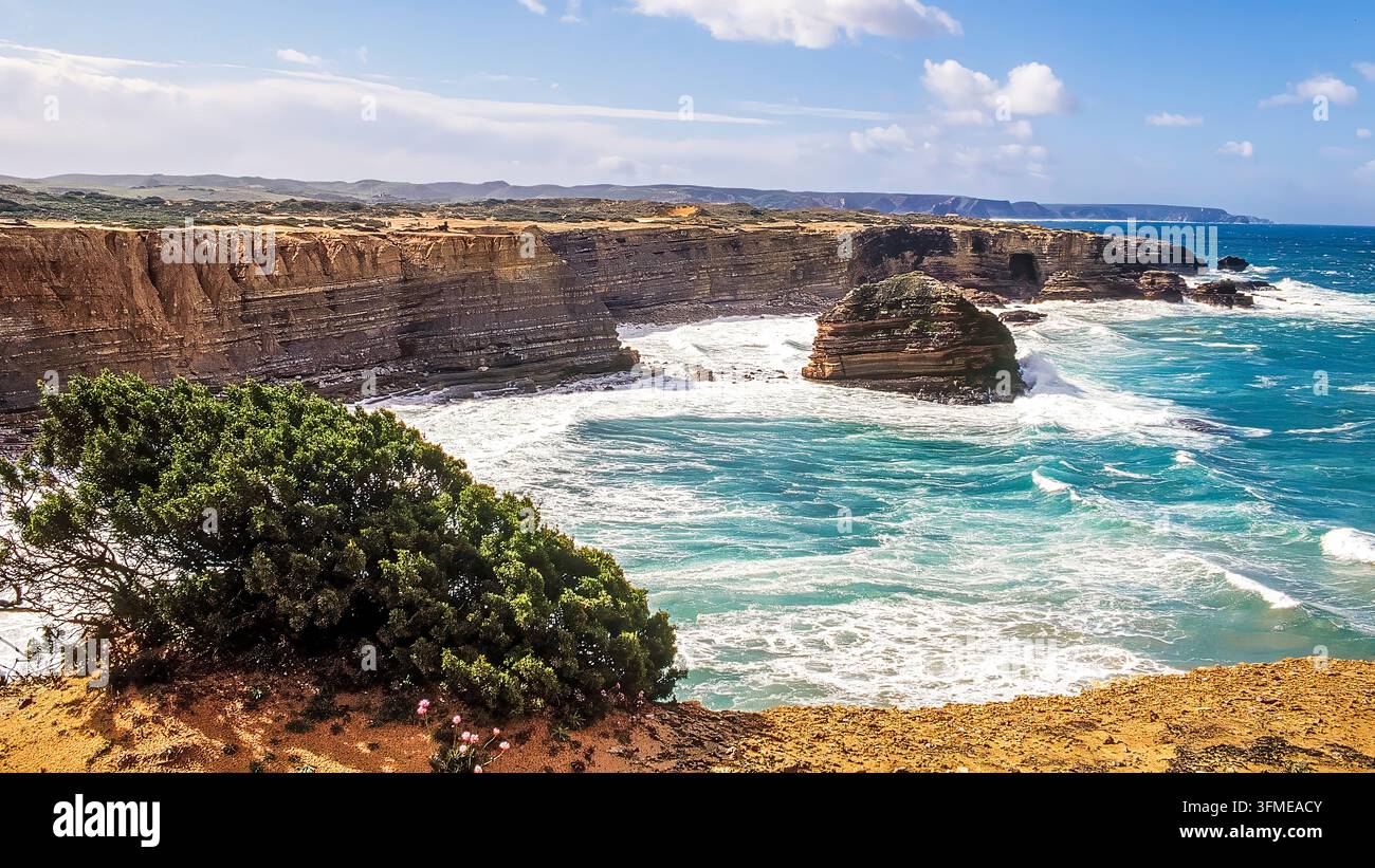Carapateira, spiagge estese, scogliere alte e dune sulla Vecchia Costa Antica è una delle spiagge di surf più famose della regione, Carapateira, P Foto Stock