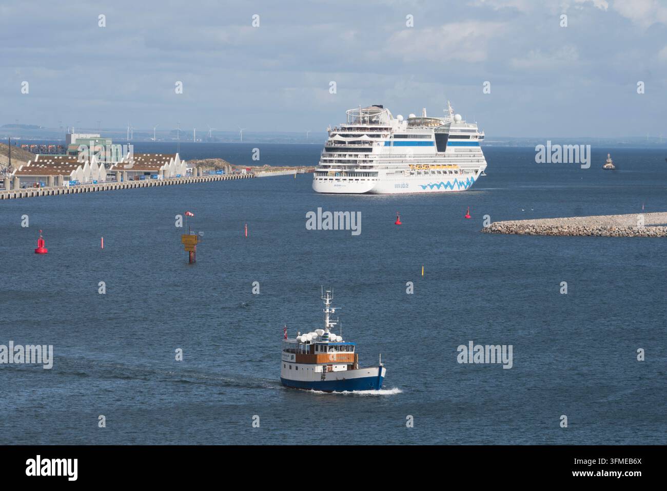 La nave da crociera AIDAluna lascia il porto di Copenaghen mentre la nave passeggeri Lango entra. Foto Stock