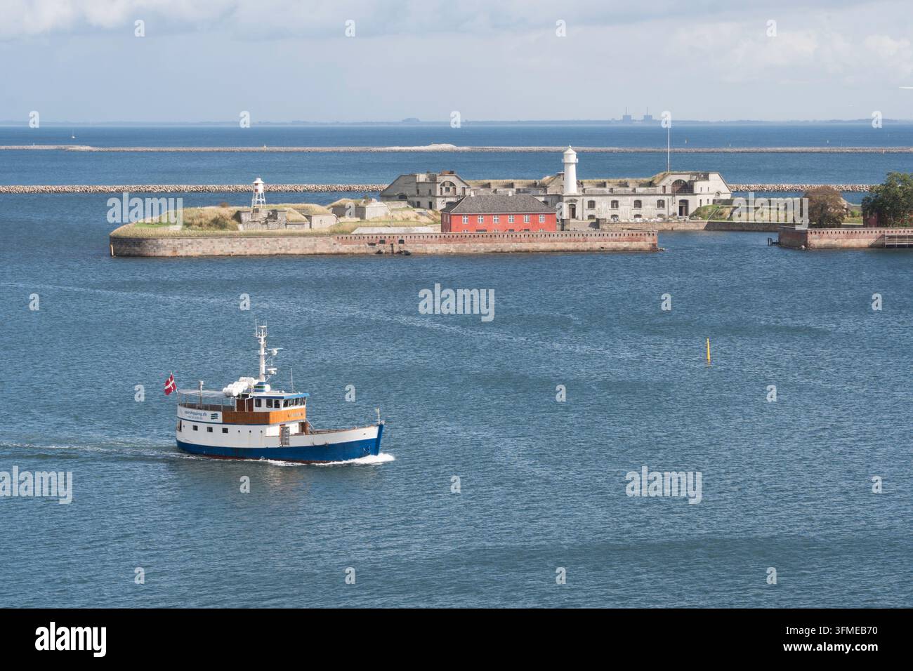 La Lango, una ferry, passa il forte di Trekroner, all'ingresso del porto di Copenaghen, in Danimarca. Foto Stock