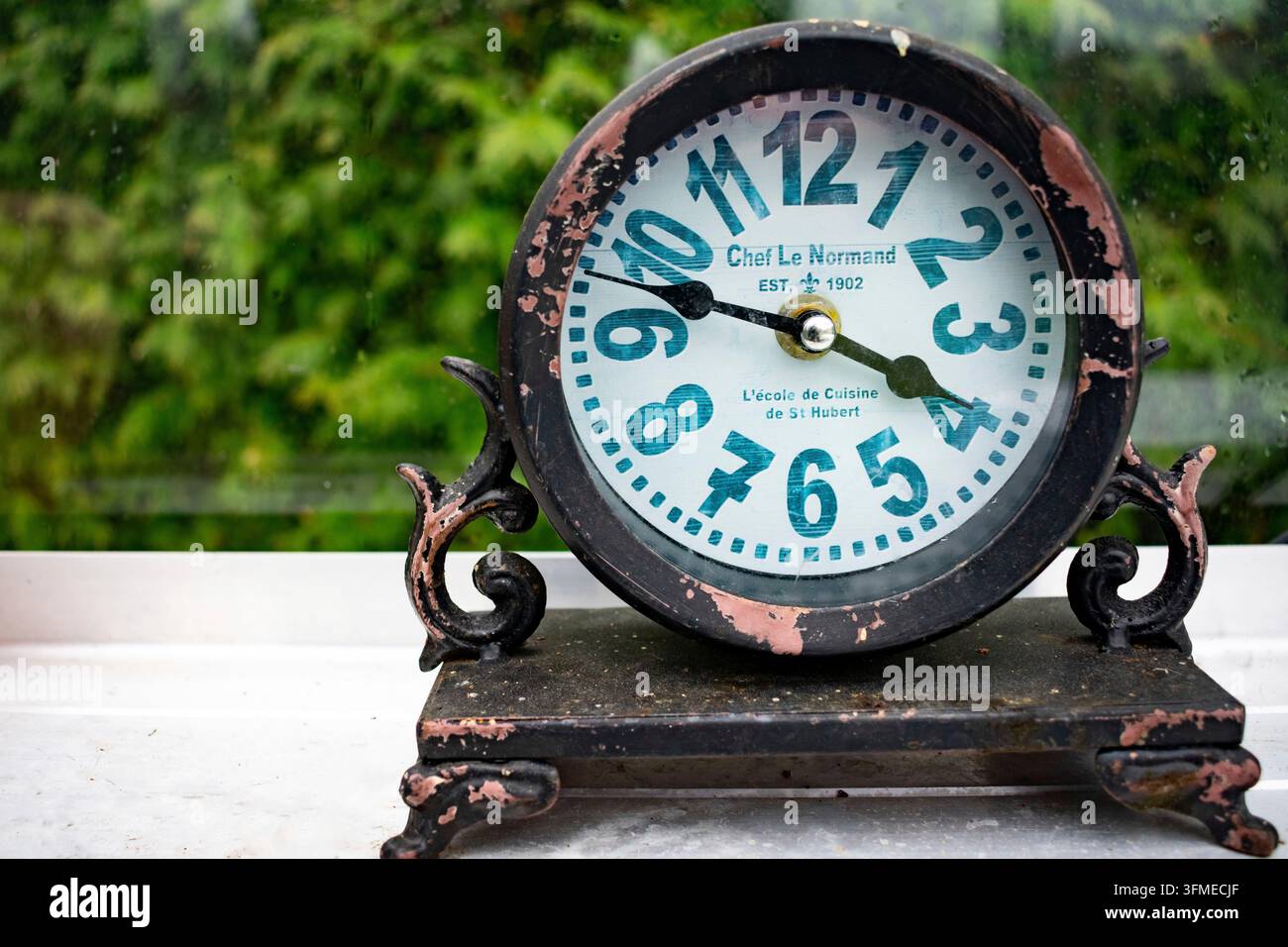 Orologio da giardino shabby chic Foto Stock