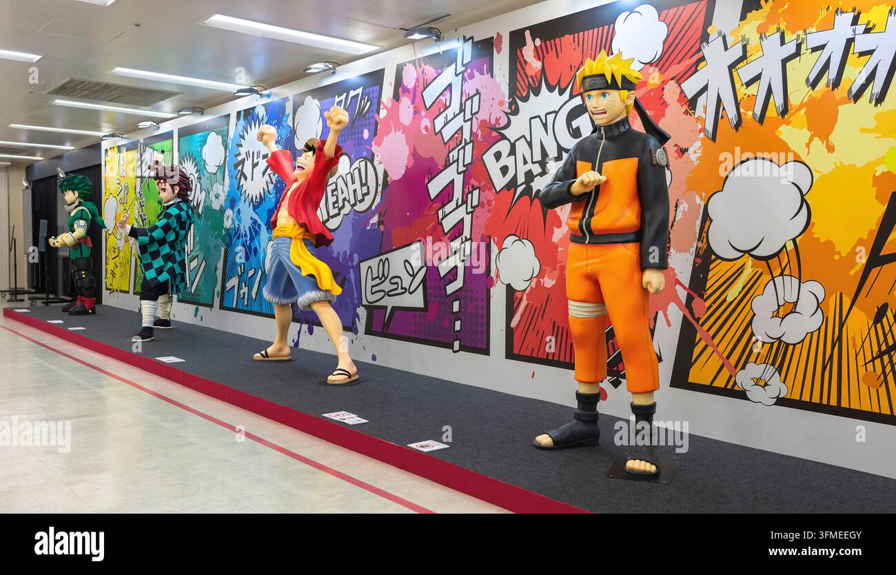 Tokyo, Ikebukuro - 09 lug 2024: Figure a grandezza naturale di eroi di manga e anime giapponesi di Naruto, One Piece, Demon Slayer e My Hero Academia displ Foto Stock