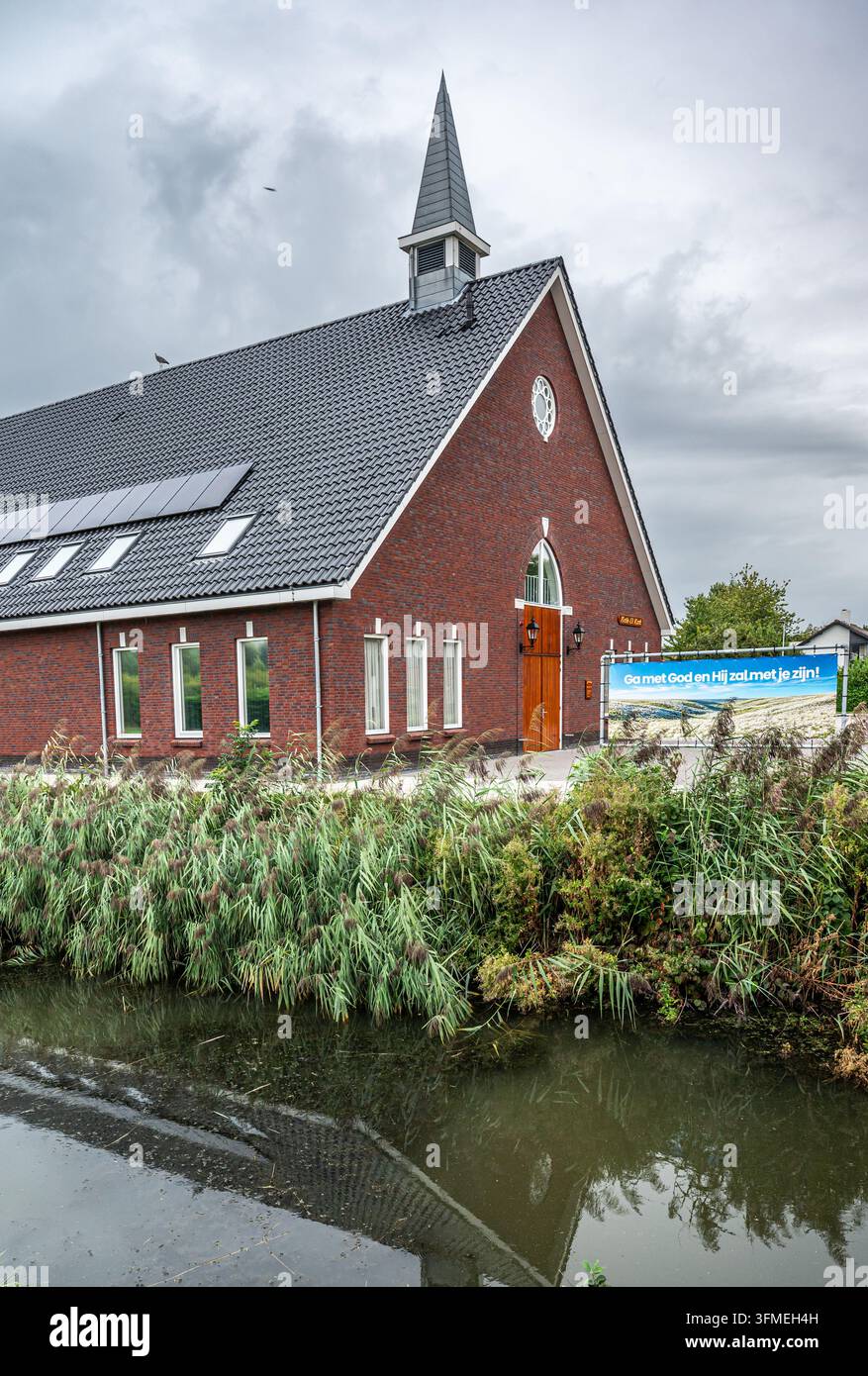 Beth-El Kerk, una Chiesa Riformata Restaurata (HHK), a Stellendam, nell'Olanda Meridionale. La chiesa forma una parte prominente del paesaggio stradale del villaggio e riflette Foto Stock