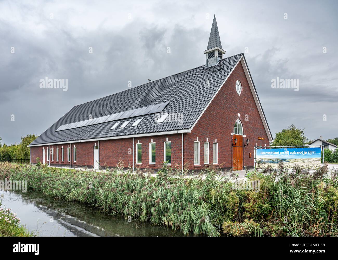 Beth-El Kerk, una Chiesa Riformata Restaurata (HHK), a Stellendam, nell'Olanda Meridionale. La chiesa forma una parte prominente del paesaggio stradale del villaggio e riflette Foto Stock