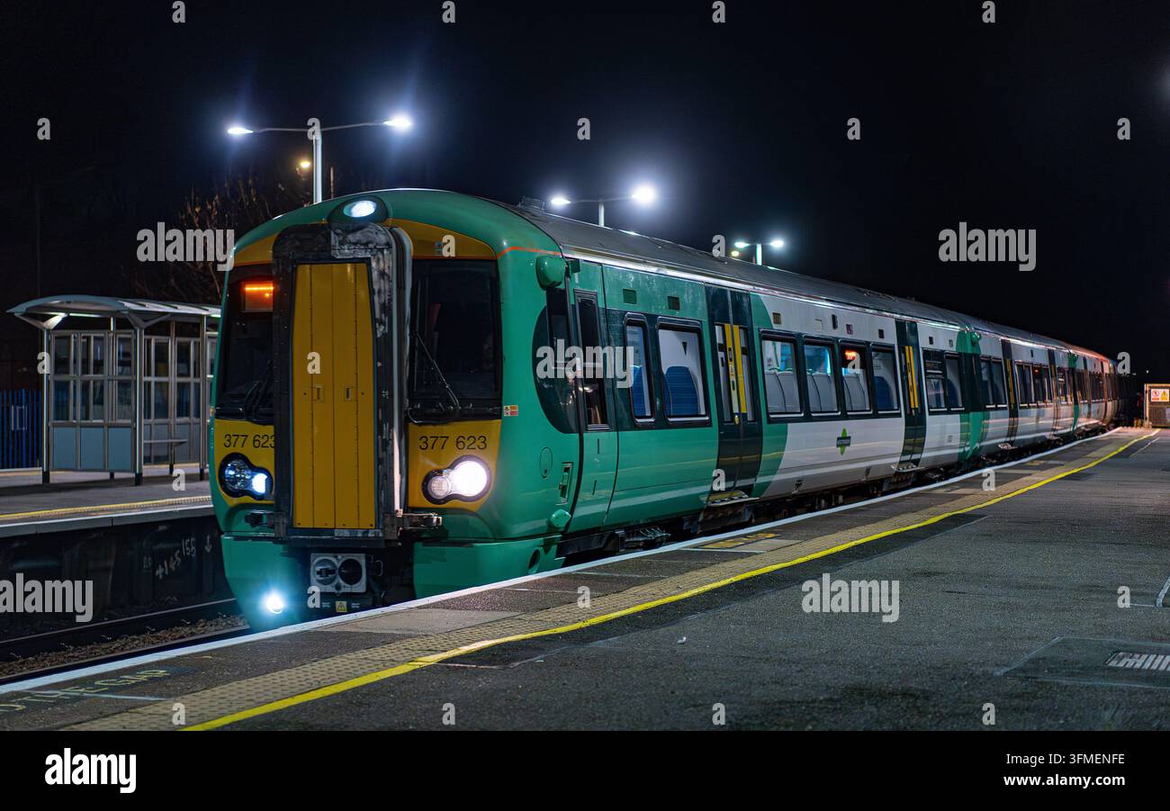 Southern Class 377 a Epsom con un servizio per Dorking Foto Stock