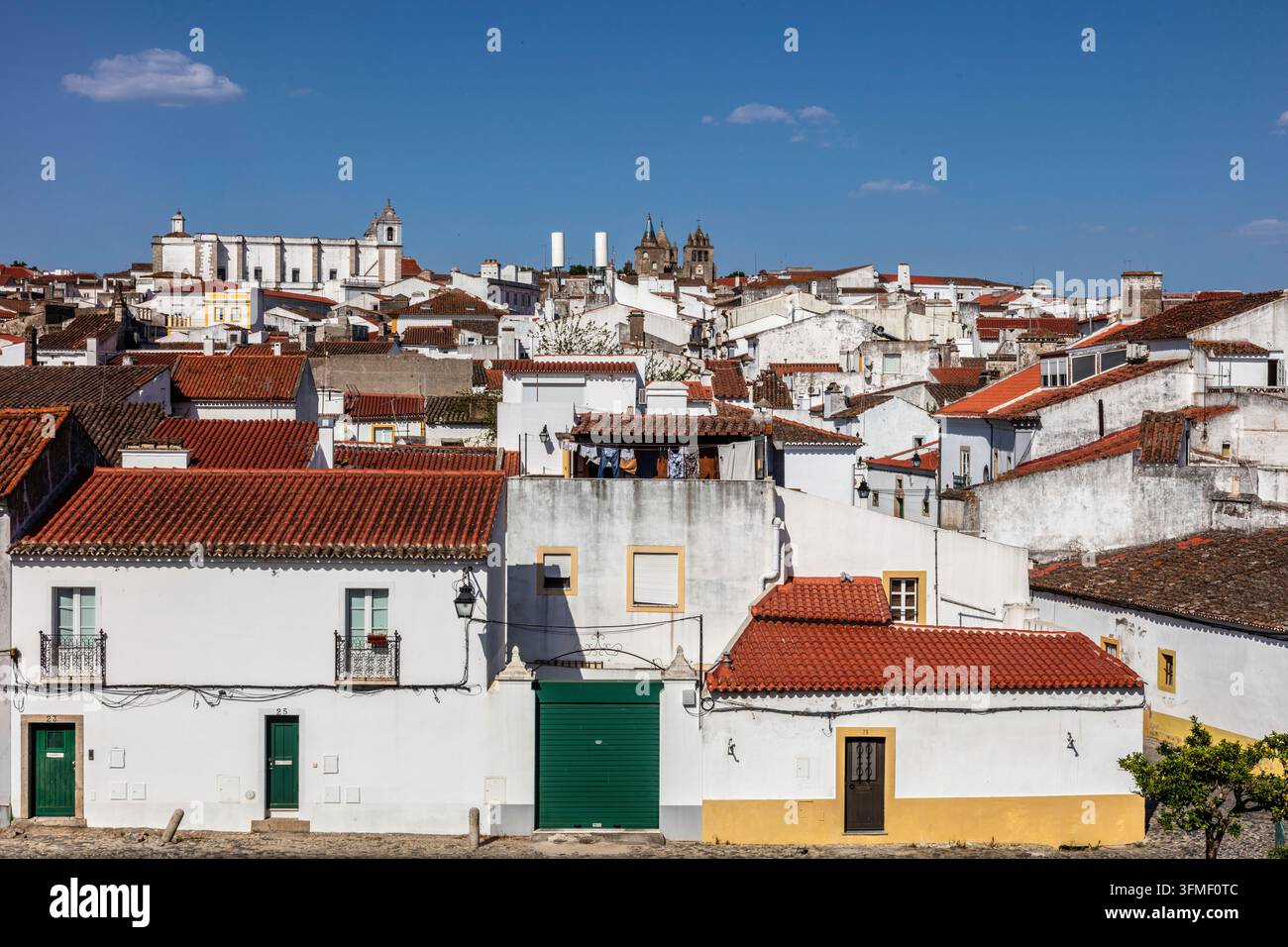 Grazie al suo passato impressionante, le case bianche di Évora sono siti del patrimonio mondiale UNESCO, Portogallo, Évora, Alentejo, Portogallo Foto Stock