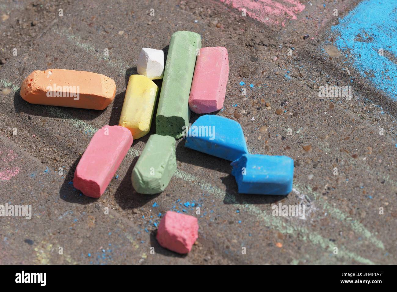 Pastelli colorati per asfalto, primo piano. Foto Stock