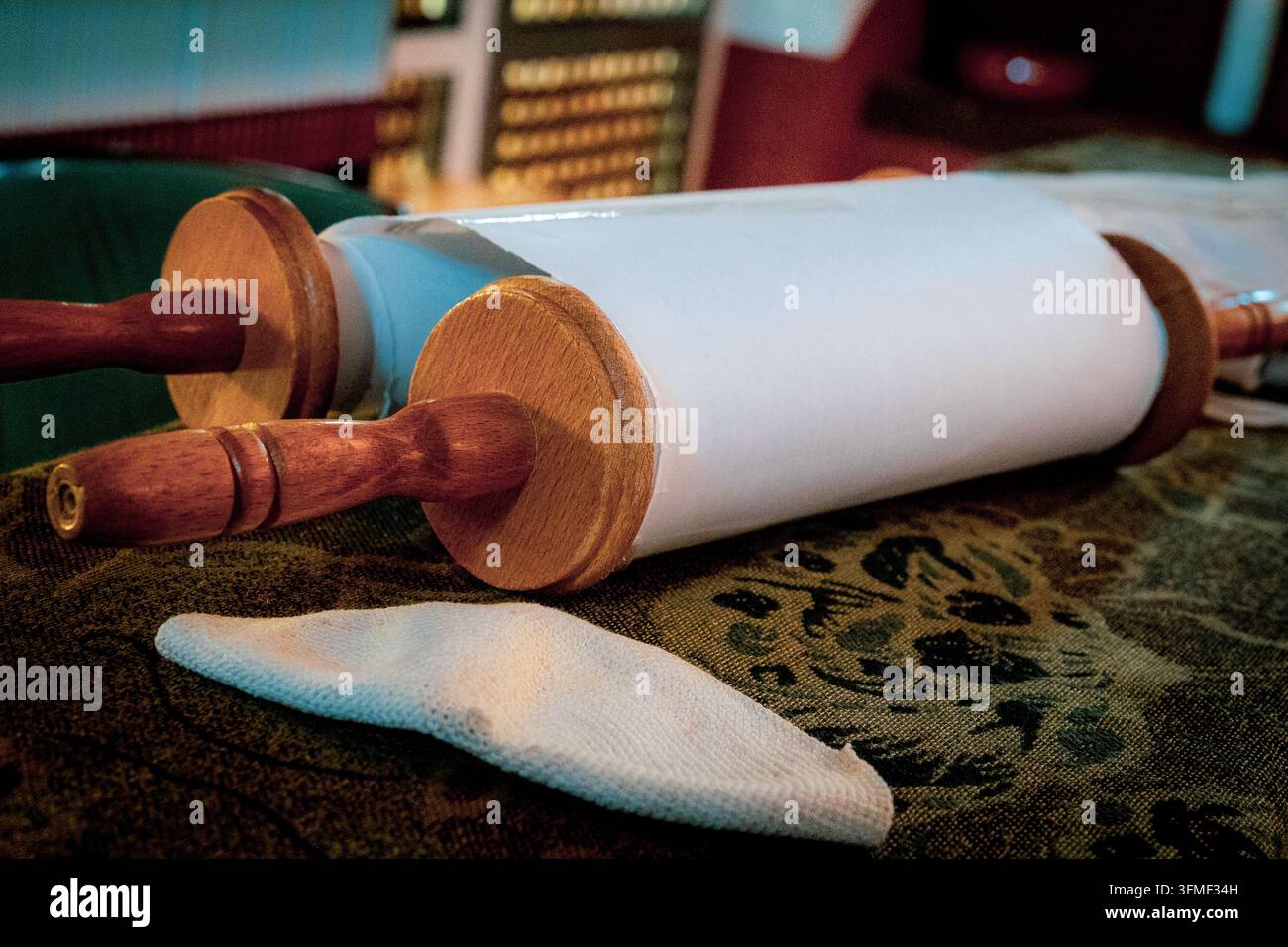Rotoli della Torah con manici di legno e puntatore di lettura ebraico tradizionale Foto Stock