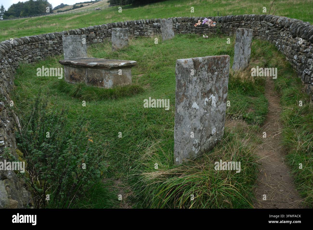 Le tombe della famiglia Hancock nel cimitero di Riley alla periferia di Eyam, - il villaggio della peste - Derbyshire Dales nel Peak District del Regno Unito Foto Stock