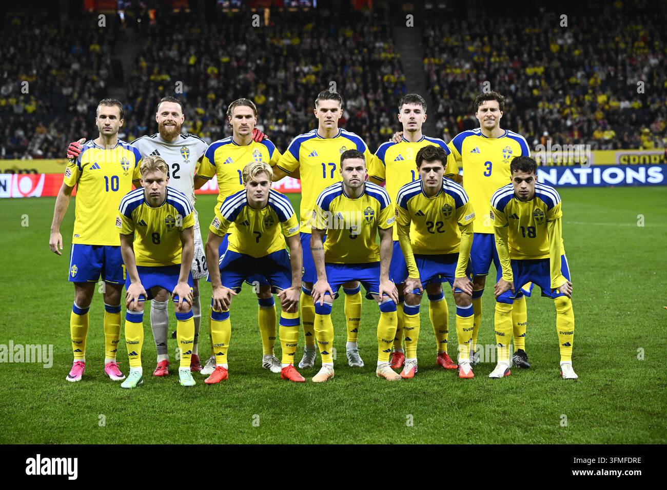 Stoccolma, Svezia. 28 set, 2026. STOCCOLMA, SVEZIA 20260928 L'undici iniziale della Svezia prima della partita di calcio di lunedì nella Lega delle Nazioni (gruppo B4) tra Svezia e Polonia alla Strawberry Arena. Foto: Fredrik Sandberg/TT/Code 10080 12. Viktor Johansson (MV) 8. Daniel Svensson 15. Carl Starfelt 3. Victor Nilsson Lindelöf (K) 5. Gabriel Gudmundsson 11. Patrik Wålemark 7. Lucas Bergvall 18. Yasin Ayari 22. Besfort Zeneli 10. Benjamin Nygren 17. Viktor Gyökeres Questo testo è tradotto automaticamente Credit: TT News Agency/Alamy Live News Foto Stock