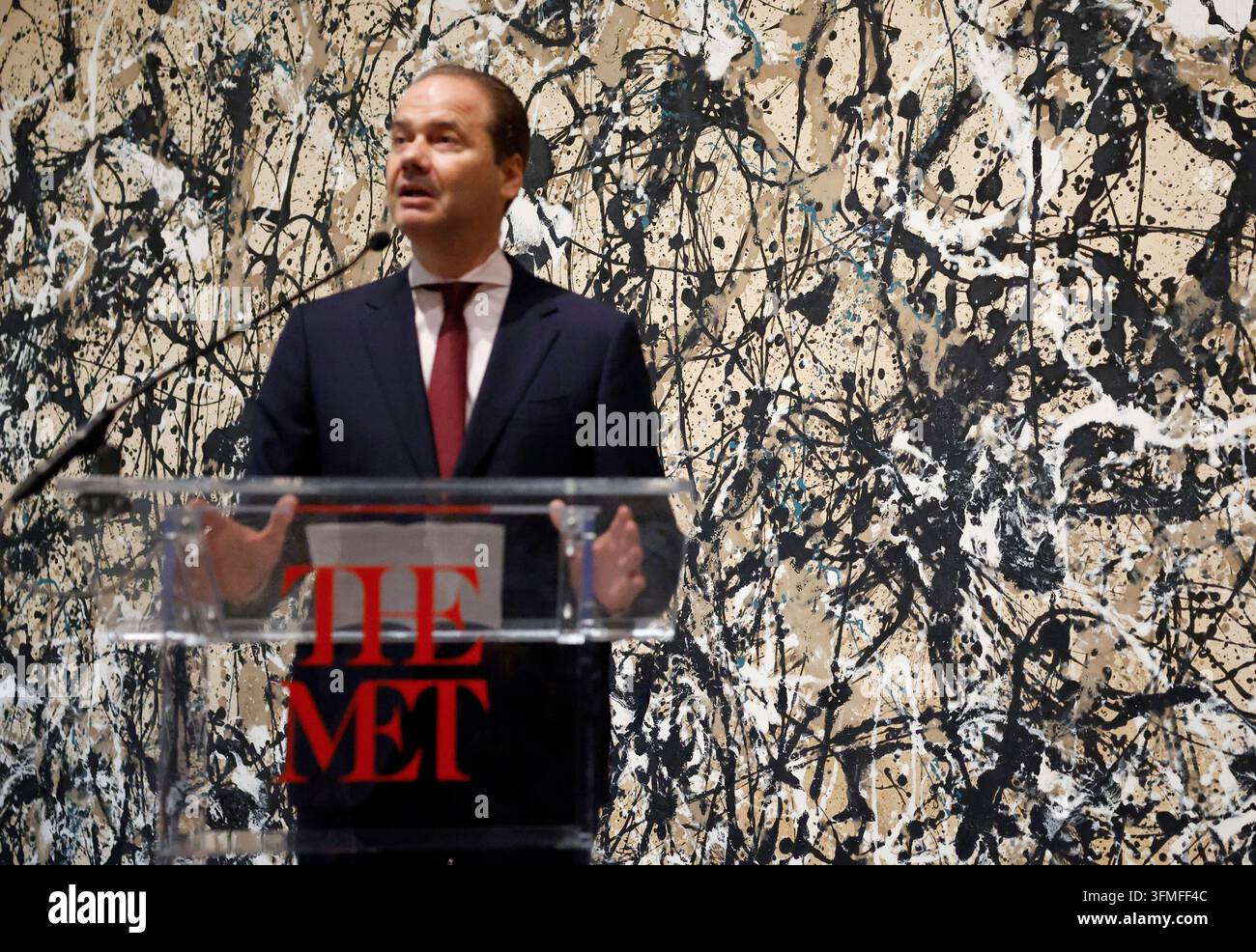 Il CEO del Metropolitan Museum of Art, Max Hollein, tiene un discorso circondato dalle opere di Lee Krasner (1908-1984) e Jackson Pollock mentre gli ospiti partecipano a un’anteprima per la stampa di “Krasner e Pollock: Past Continuous” al The Met Fifth Avenue del Metropolitan Museum of Art lunedì 28 settembre 2026 a New York City. “Krasner e Pollock: Past Continuous” è la prima grande presentazione di New York dedicata a uno degli artisti da più di 20 anni. Con oltre 120 opere, è la prima esposizione a esaminare l’intero arco delle loro carriere insieme. Foto di John Angelillo/UPI Foto Stock