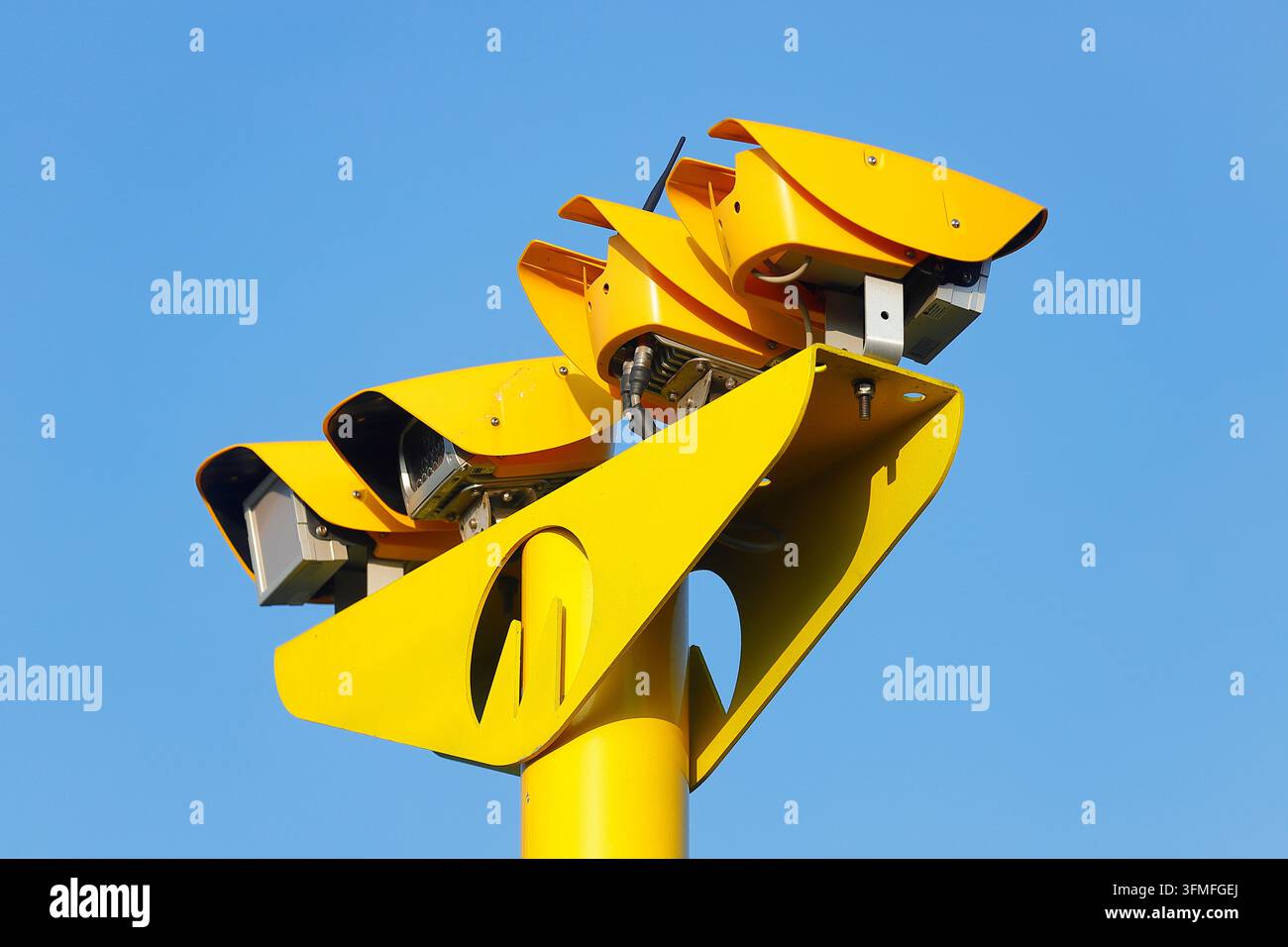 Una telecamera di controllo della velocità Jenoptik montata su un palo nella corsia centrale dell'A63 a Swillington Common a Leeds, West Yorkshire, Regno Unito Foto Stock