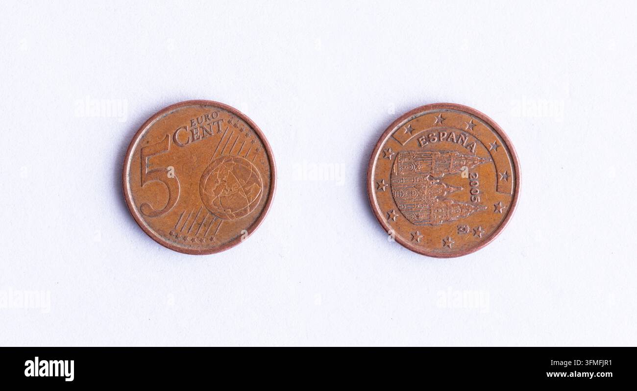 Moneta da 5 centesimi di euro spagnola, dritto e rovescio isolati su sfondo bianco Foto Stock