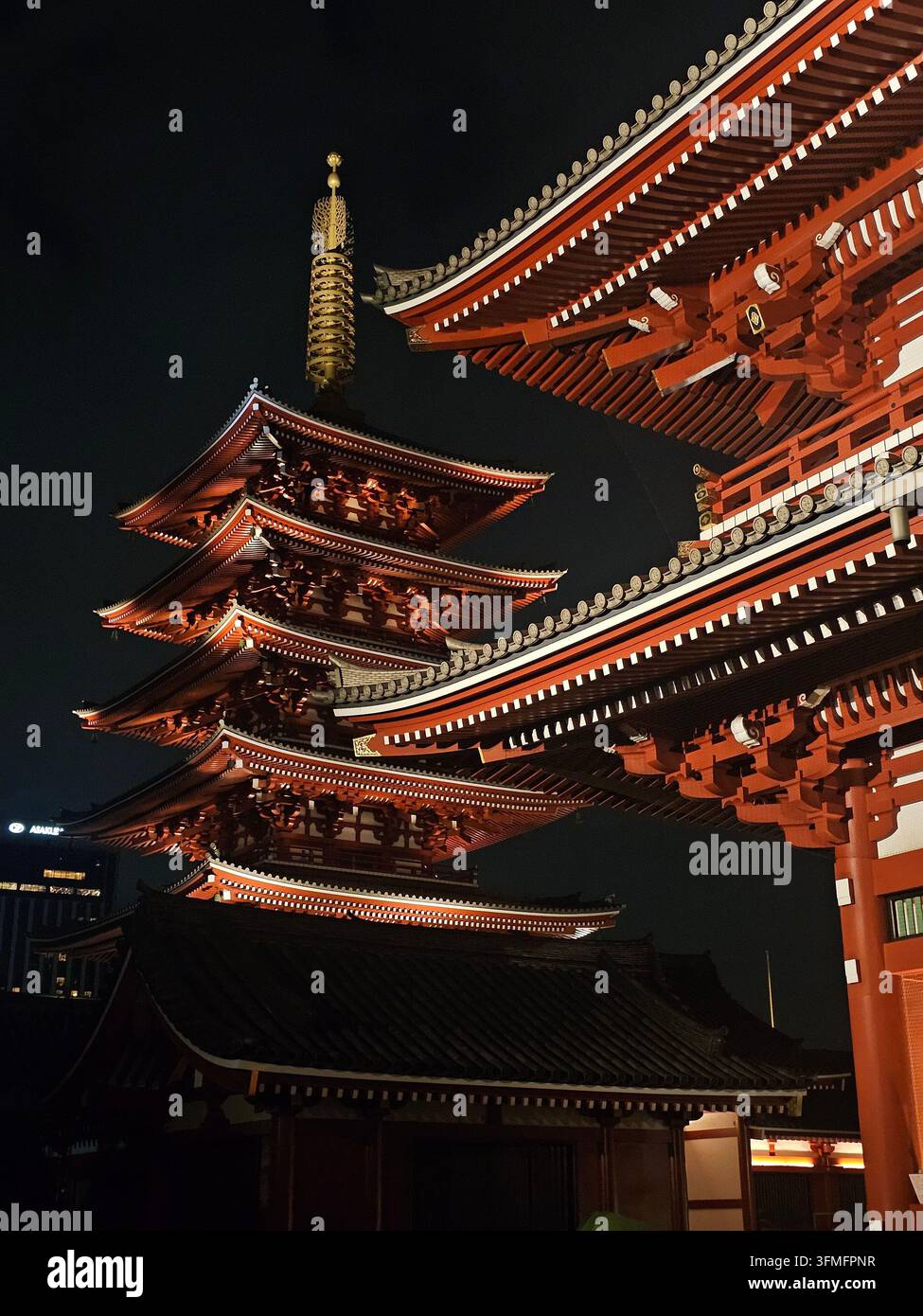 Pagoda a cinque piani illuminata e architettura tradizionale del tempio buddista al Tempio Sensoji ad Asakusa, Tokyo, Giappone di notte Foto Stock