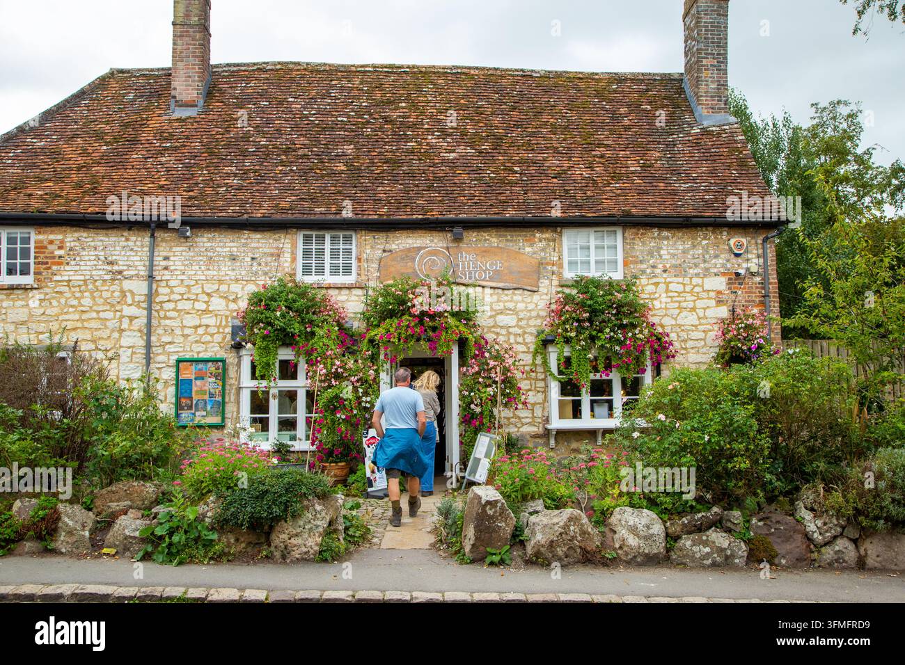 Il negozio di articoli da regalo The Henge nel villaggio di Avebury nel Wiltshire, sede del famoso cerchio di pietre Foto Stock