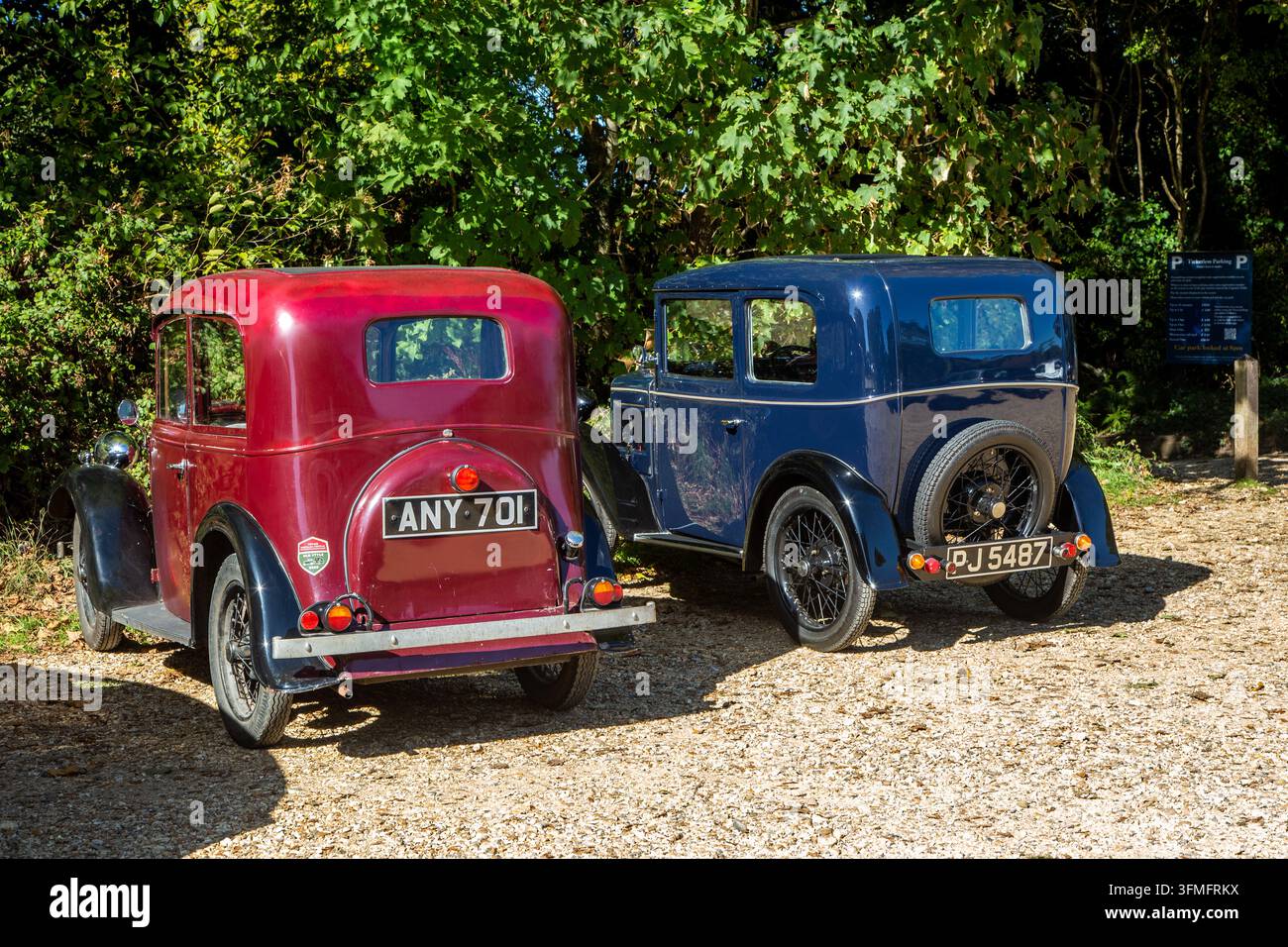Due auto classiche d'epoca Austin Seven Ruby, quella di sinistra marrone del 1935 e quella di destra nera del 1932, entrambe da 748 cc e 7 HP Foto Stock