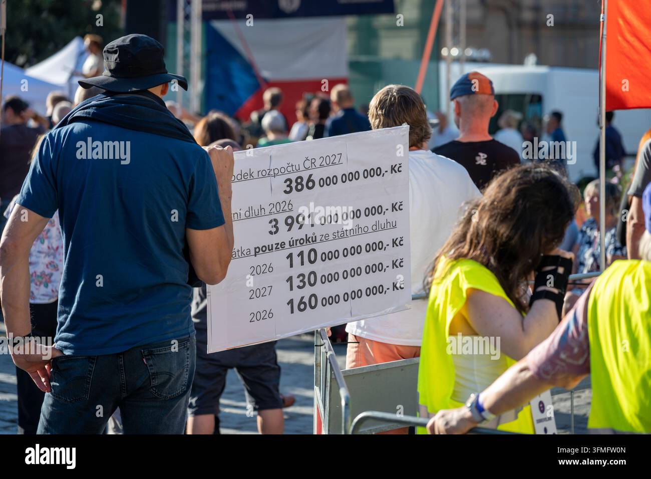 Un manifestante porta uno striscione sul bilancio dello stato ceco e sul debito pubblico durante una manifestazione di Milion Chvilek pro demokracii. Praga, Repubblica ceca, Septem Foto Stock