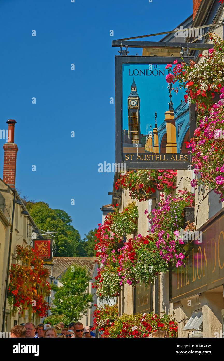The London Inn a Padstow, Cornovaglia, con cesti appesi colorati e un cielo blu limpido Foto Stock