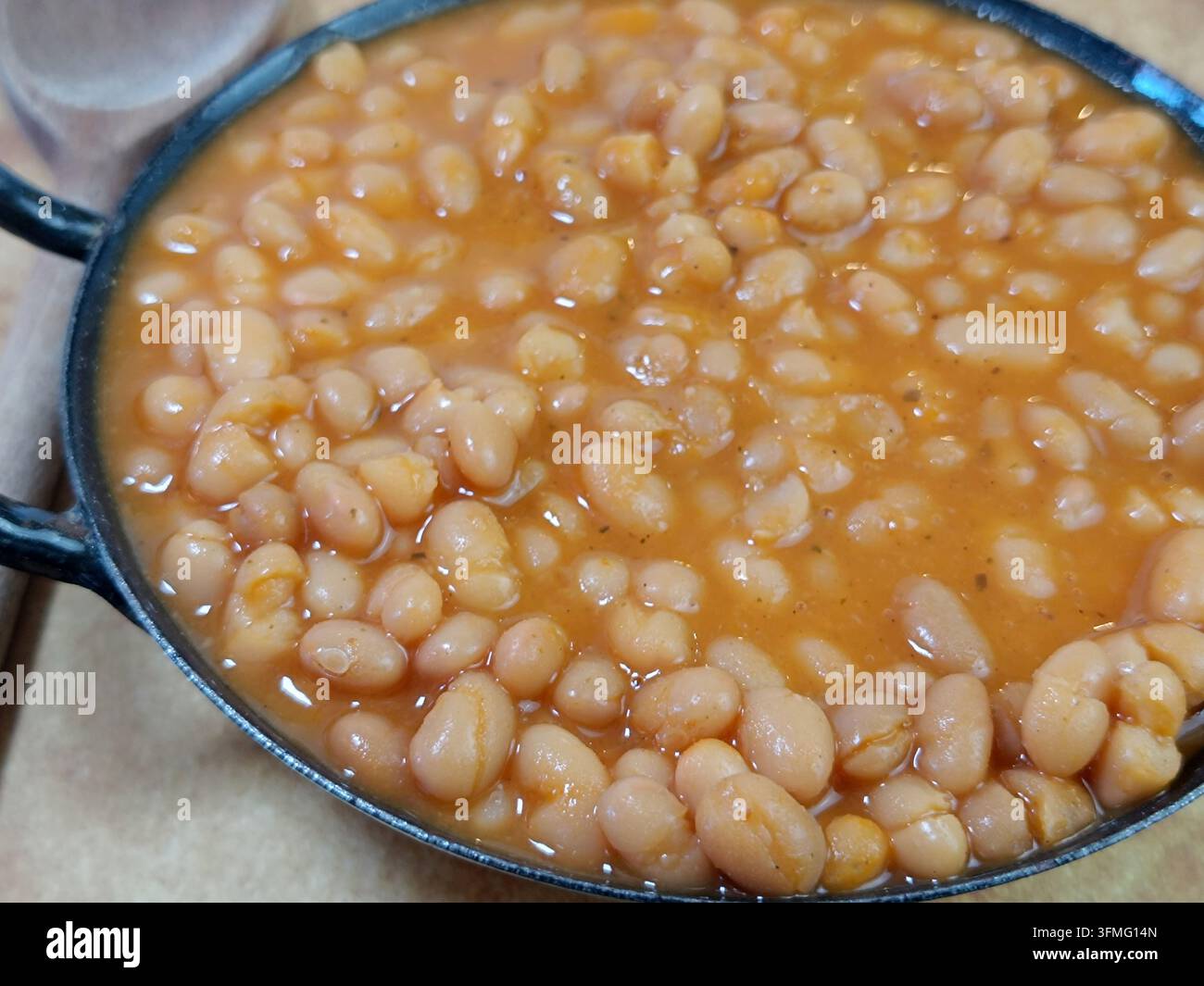 Fagioli bianchi cotti in salsa in un piatto Foto Stock