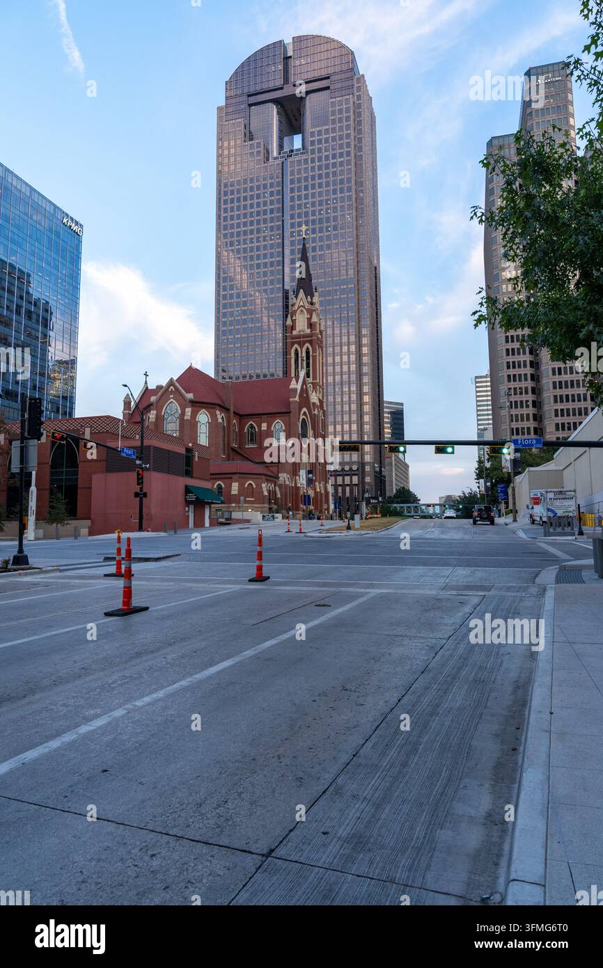 Dallas Arts Tower, precedentemente Chase Tower, si erge dietro alla Cattedrale del Santuario Nazionale di Nostra Signora di Guadalupe vicino a Pearl Street e Flora Street in th Foto Stock
