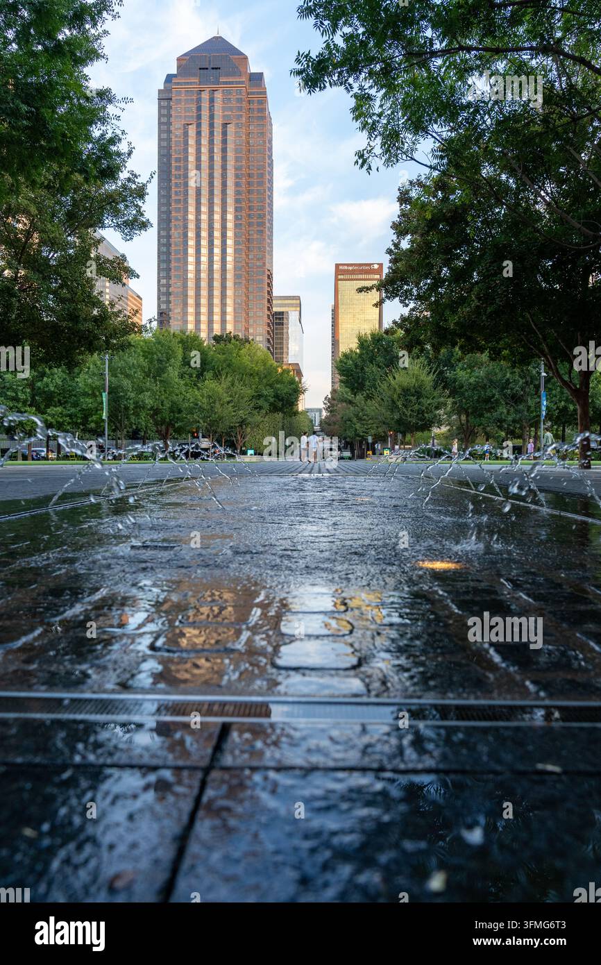 Paesaggio urbano con fontana e alberi allineati, con grattacieli del centro città nel distretto artistico di Dallas, Dallas, Texas, USA. Foto Stock