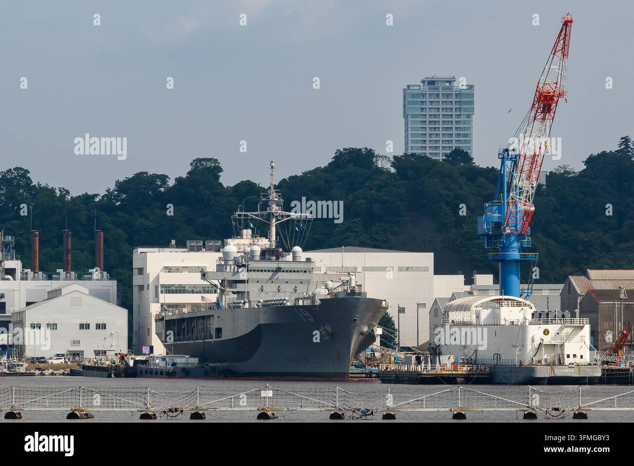 USS Blue Ridge (LCC19) una nave di comando anfibica di classe Blue Ridge e nave ammiraglia della Settima Flotta della United States Navy, in bacino di carenaggio a Yokosuka Foto Stock