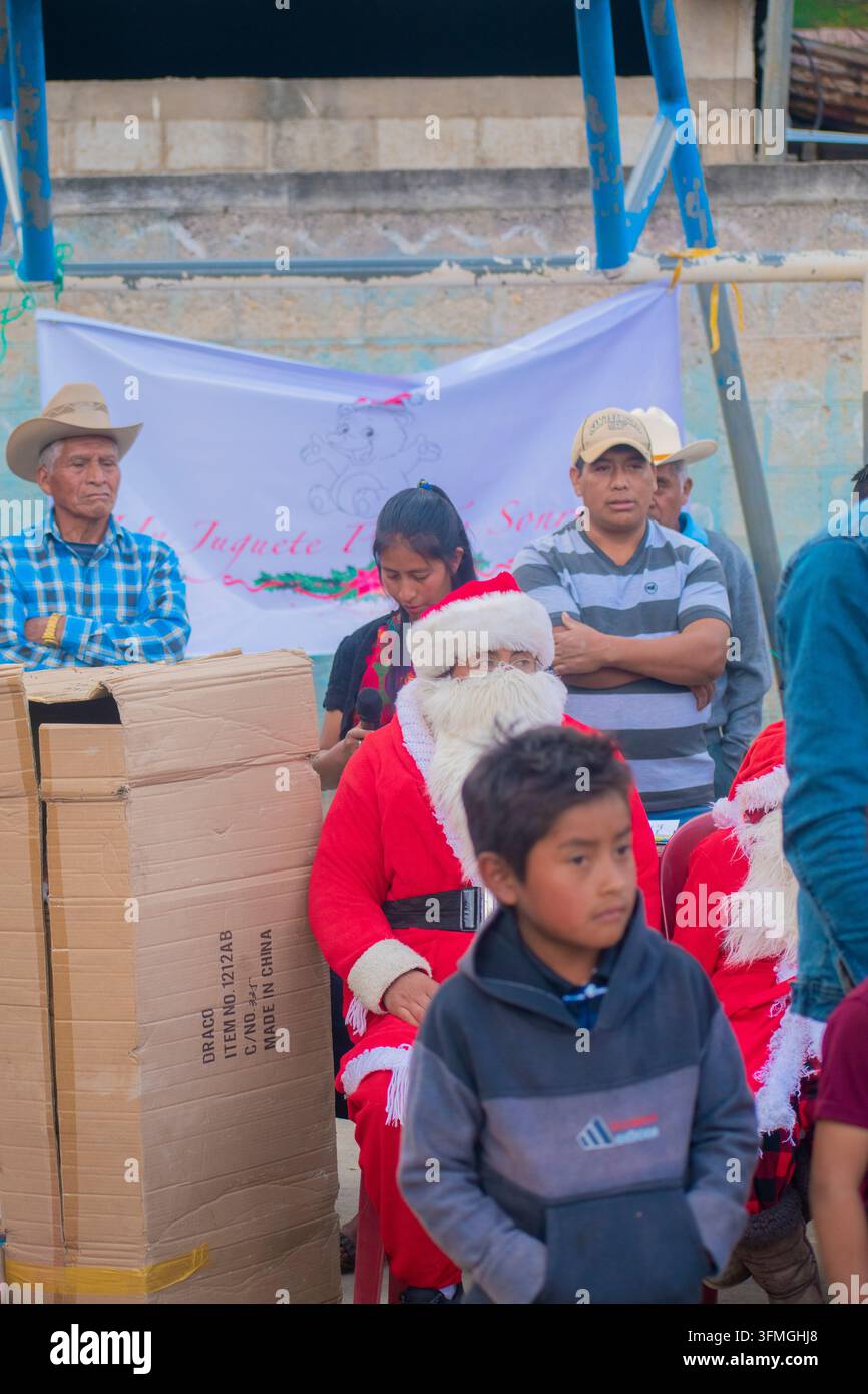 bambini che giocano e persone che regalano giocattoli Foto Stock