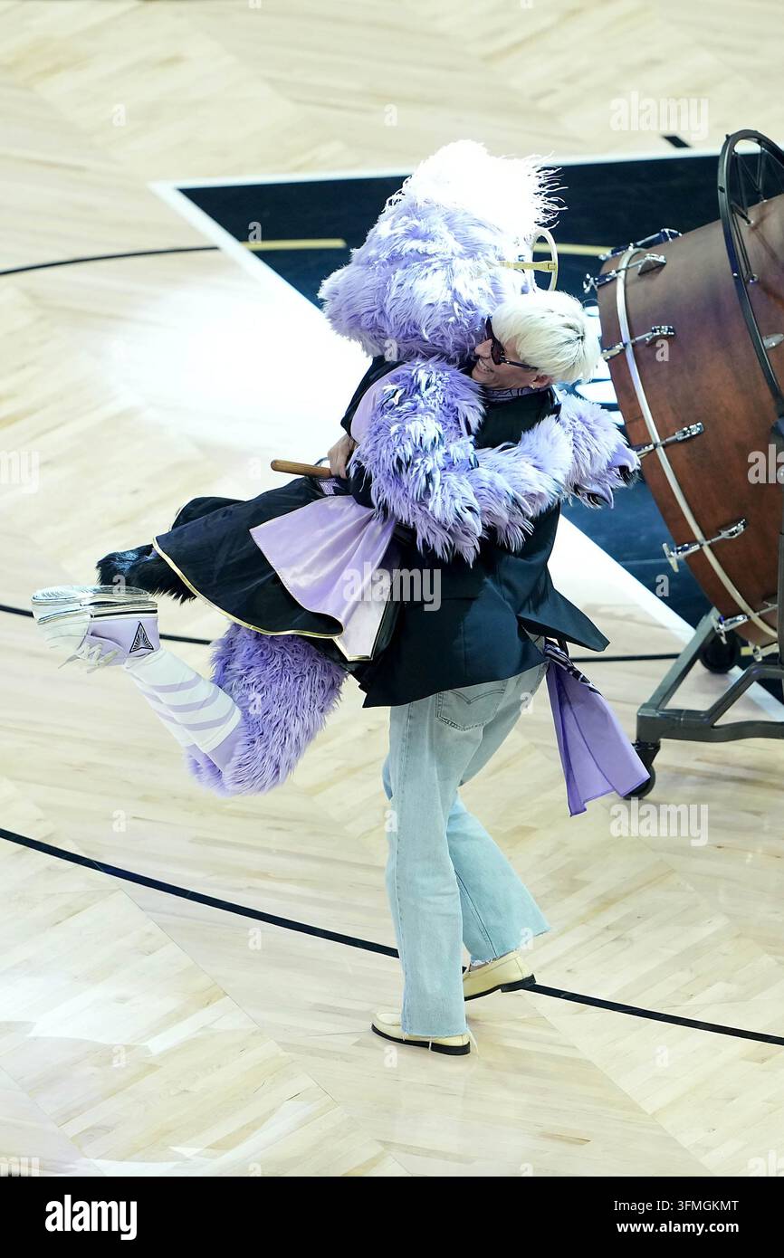 Megan Rapinoe saluta il mascotte delle Golden State Valkyries Violet con un grande abbraccio durante gli riscaldamenti pre-partita delle Dallas Wings contro le Golden State Valkyries dur Foto Stock