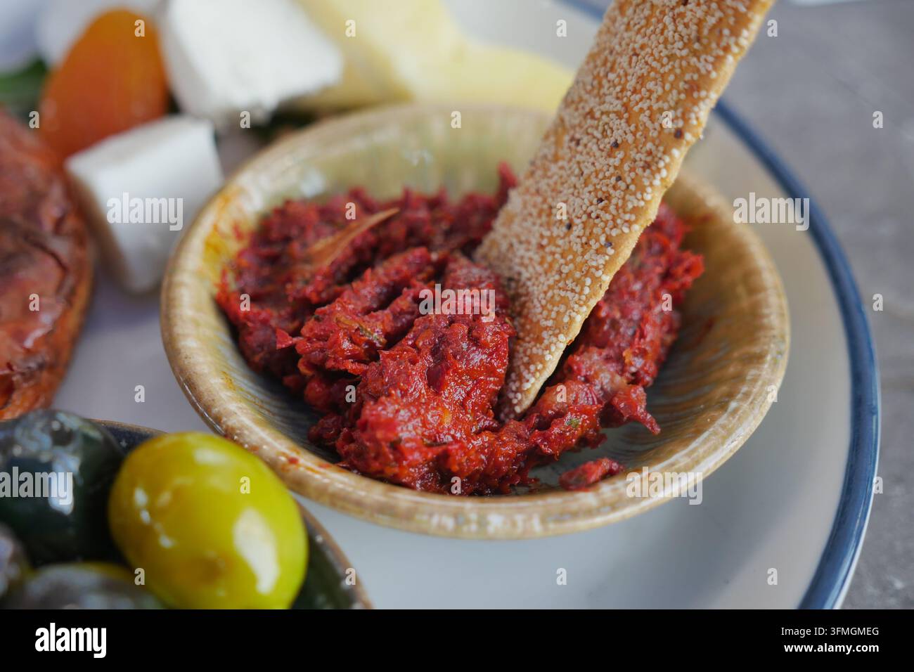 Prepararsi per godersi una varietà di cibo con pane e salse su un piatto Foto Stock