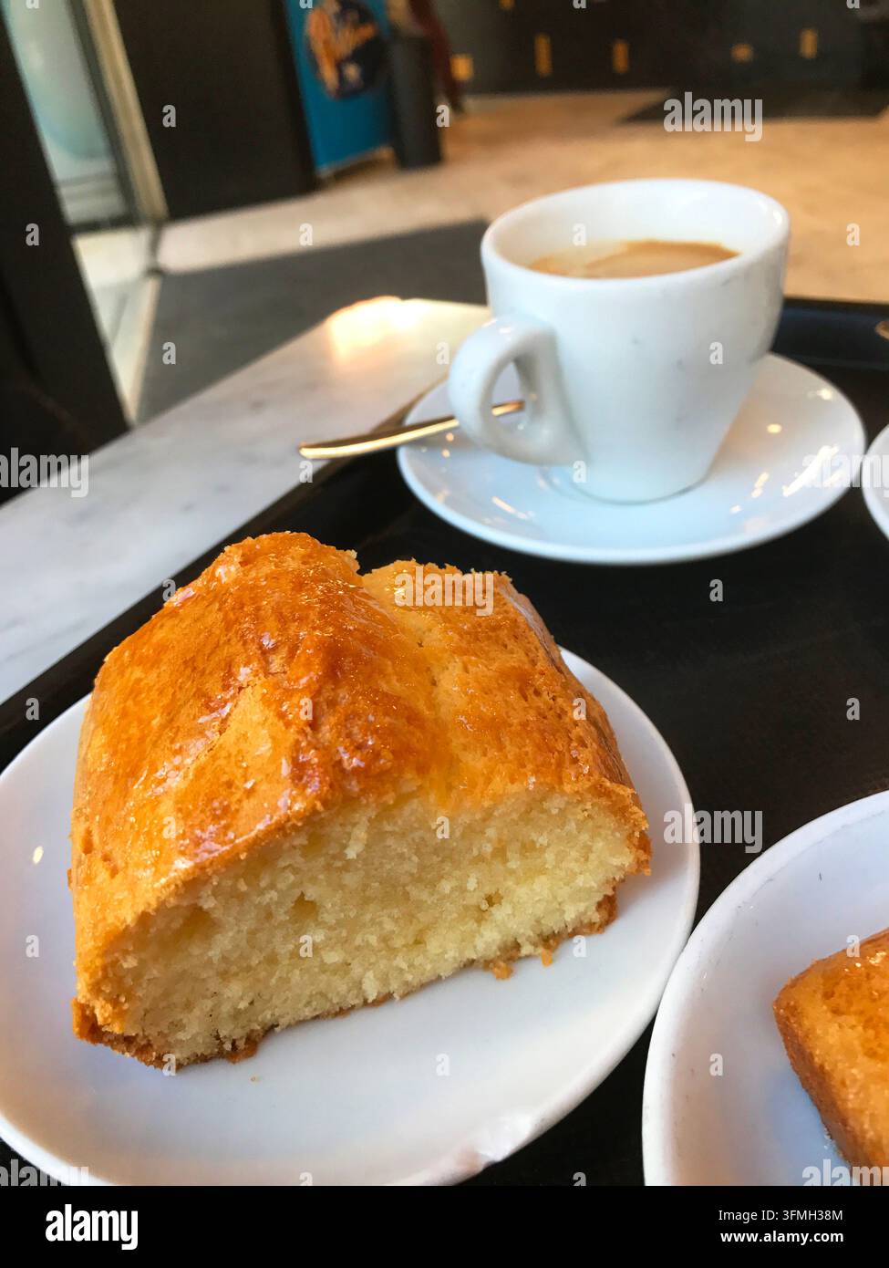 Pezzo di pan di Spagna e tazza di caffè. Foto Stock