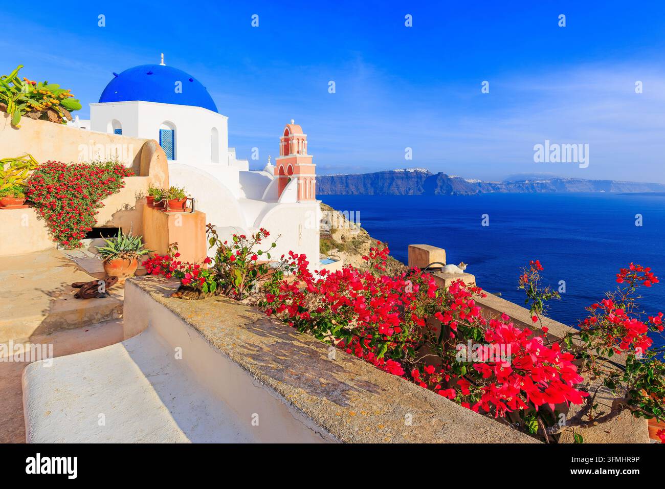 Santorini, Grecia. Il pittoresco villaggio di Oia e della caldera di Santorini. Foto Stock
