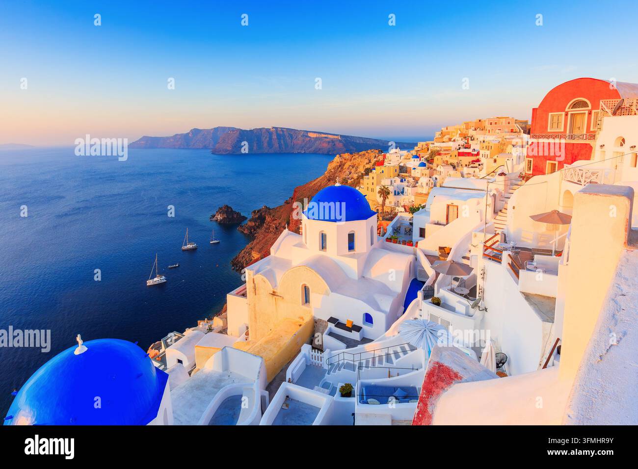 Santorini, Grecia. Il pittoresco villaggio di Oia all'alba. Foto Stock