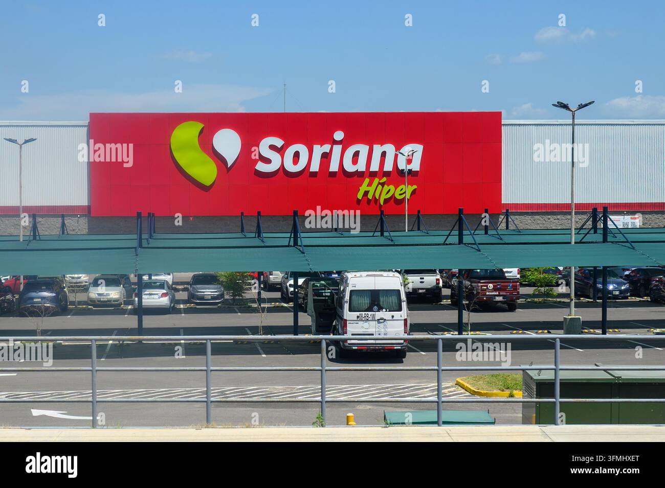 Insegna per Soriana Hiper, una grande catena di supermercati. Foto Stock