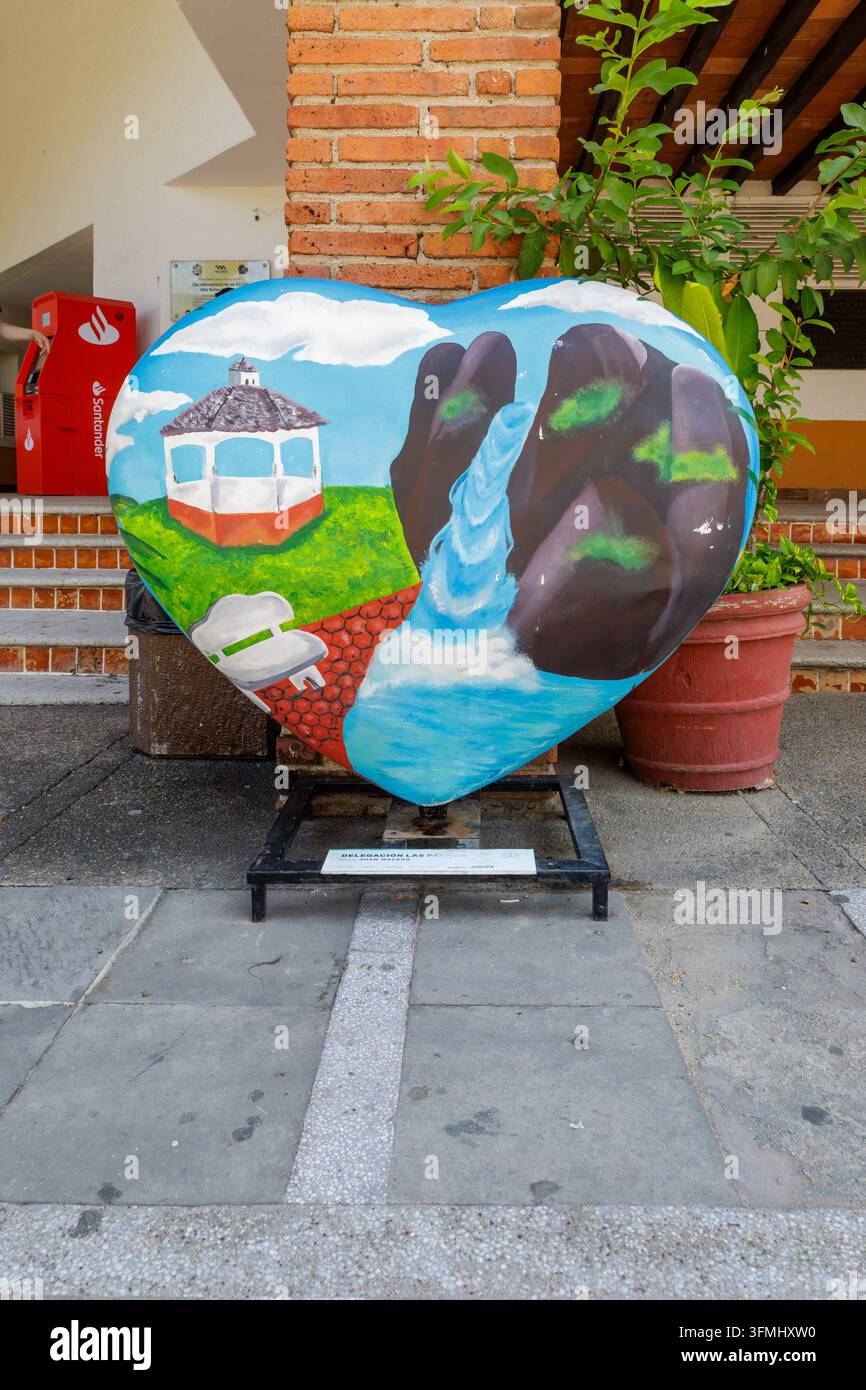 Decorazione con arte locale in una piazza del centro città. Foto Stock