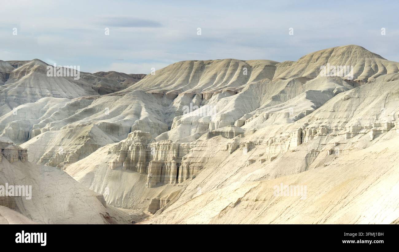 Coline di gesso erose delle montagne di Aktau nella regione di Almaty, Kazakistan Foto Stock