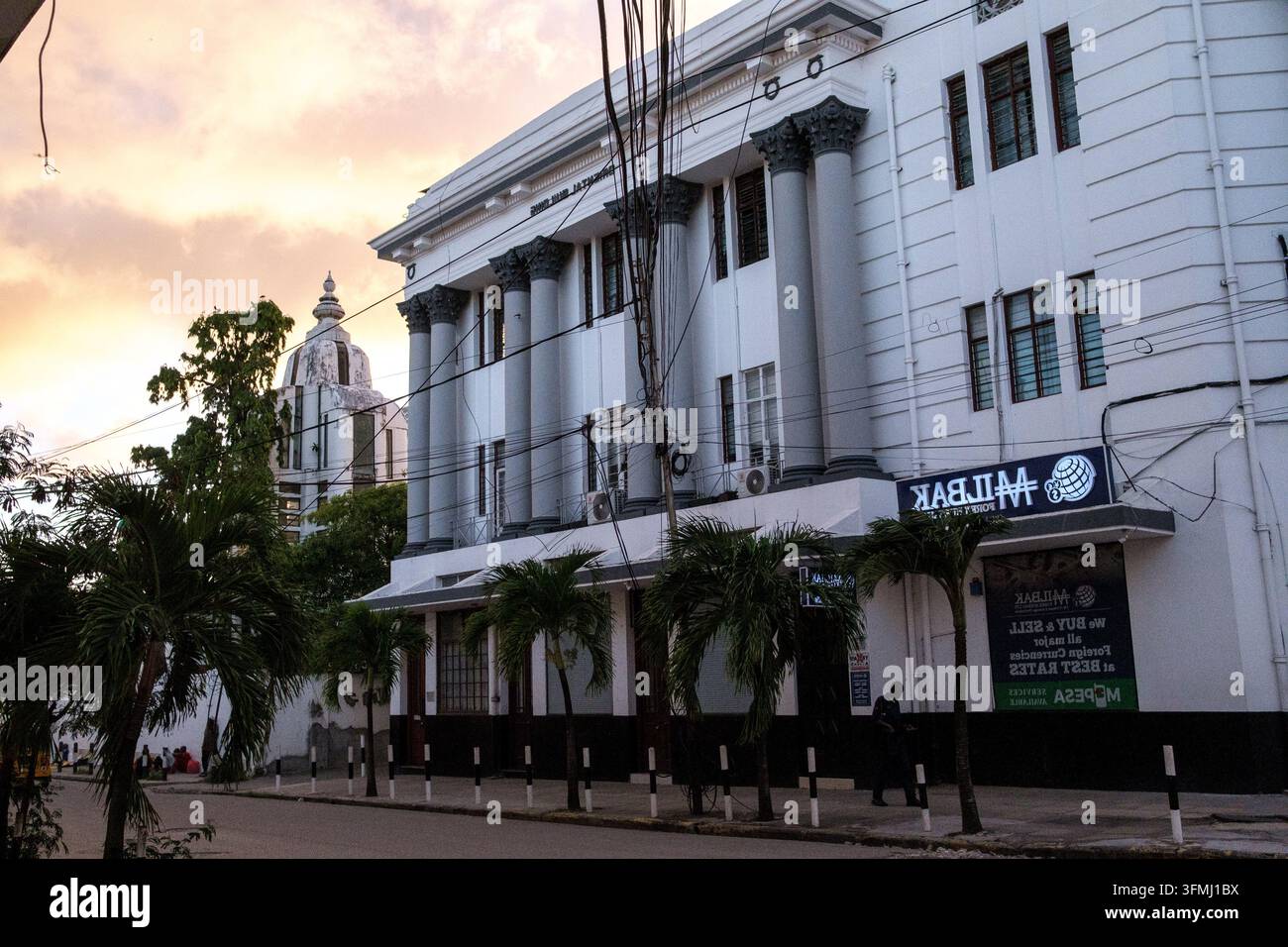 Vista al crepuscolo dell'Oriental Building con la vetrina del Milbak Forex Bureau nel centro di Mombasa, Kenya, il 5 giugno 2026. Scambio di valute estere e M-PESA Foto Stock