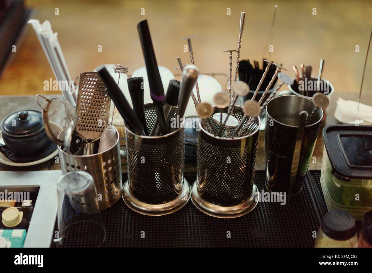 Strumenti professionali da barista per preparare cocktail sul bancone del bar Foto Stock