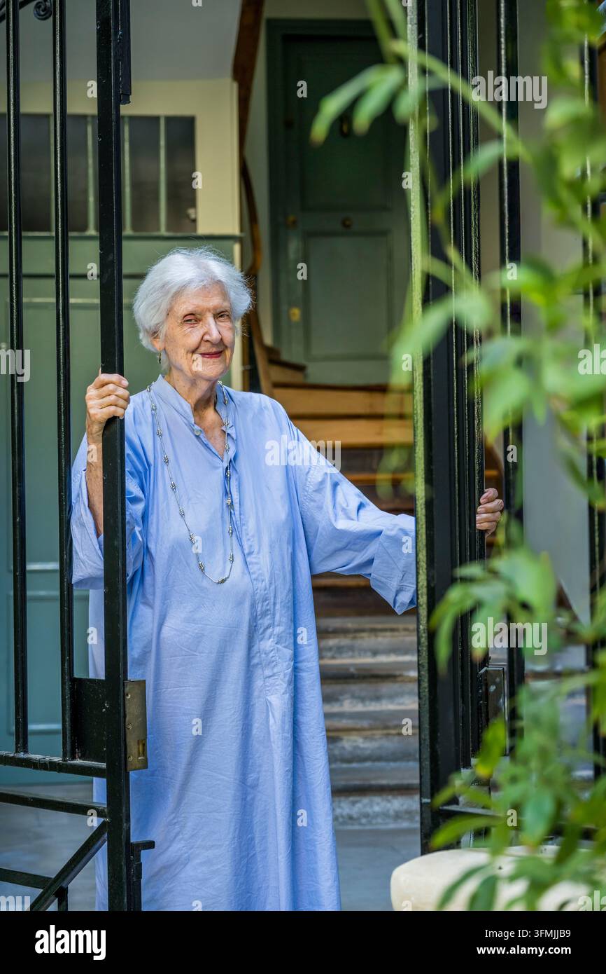 Francia, Parigi, l'artista Sheila Hicks nel cortile del suo studio Foto Stock