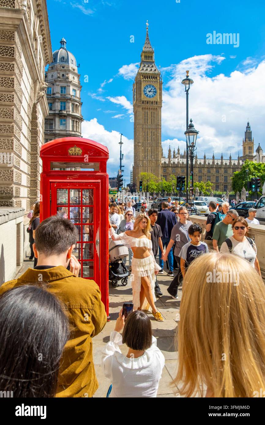 Regno Unito, Londra, luogo Instagram: una cabina telefonica e Big Ben Foto Stock